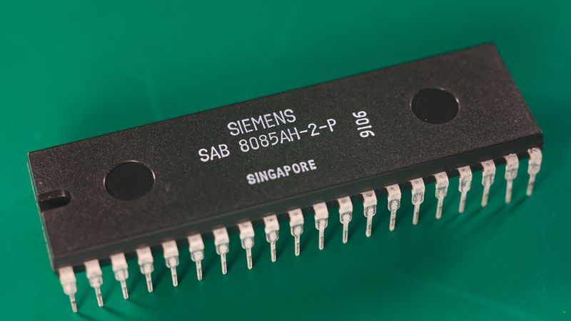 Plik:Siemens SAB 8085AH-2-P-angle.jpg